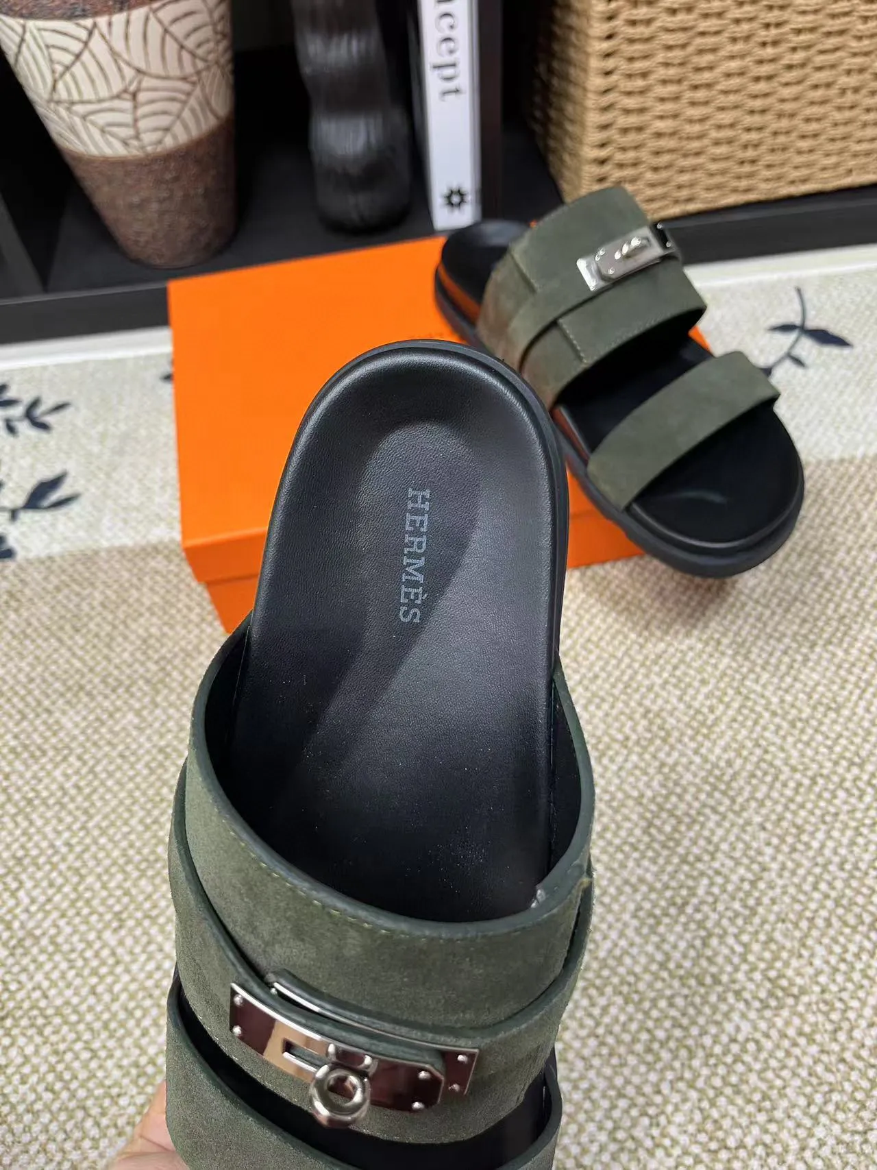 P300 Hermes men's Kazimir slippers - top-quality woven calfskin functional sandals with interwoven uppers inspired by the "H" iconic pattern to create a casual look, perfect for summer. Imported cowhide + cowhide lining + TUP outsole Size: 36-46 couple model